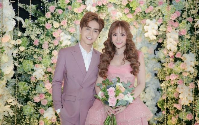 Thu Thuỷ xinh đẹp ngọt ngào nắm tay con trai sánh đôi cùng chú rể Kin Nguyễn trong ngày cưới