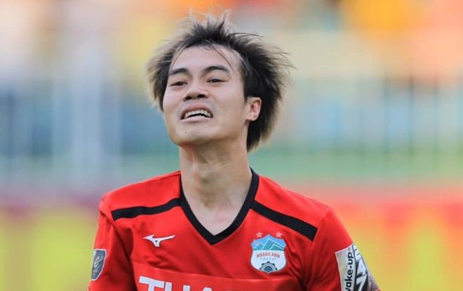 Trọng tài bắt sai khó tin, Văn Toàn xuất sắc giúp HAGL hòa Hà Nội