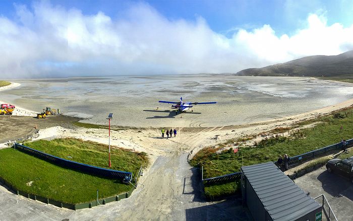 Chuyện lạ khó tin: Sân bay có đường băng nằm trên mặt nước biển!
