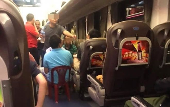 Thản nhiên tổ chức ăn nhậu, nói chuyện ầm ĩ trên tàu hỏa, nhóm du khách Hà Nội gây bức xúc