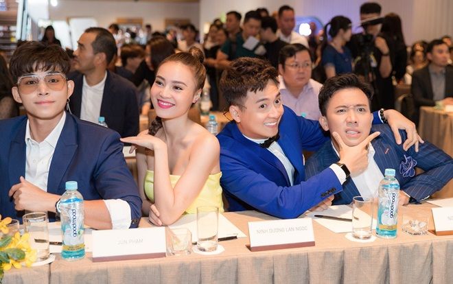 Siêu phẩm nào đang khiến 7 thành viên ‘Chạy đi chờ chi’ phát cuồng?