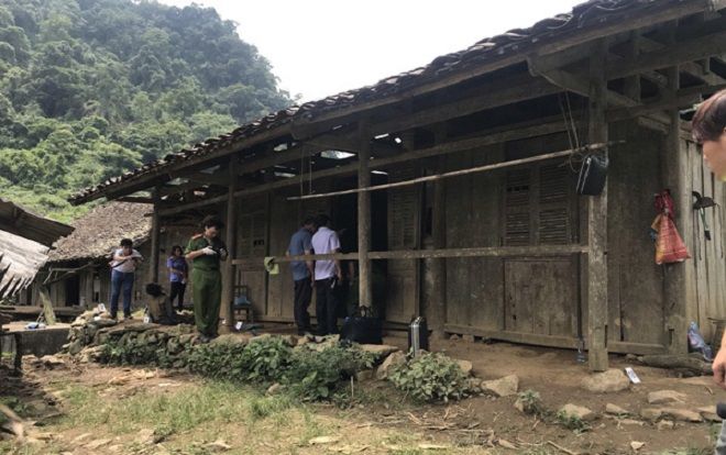 Người đàn ông tử vong bất thường trong tư thế ngồi, cổ thắt dây thừng trước hiên nhà