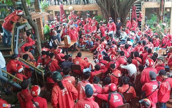 Go-Viet đột ngột thay đổi chính sách, hàng trăm tài xế tắt app kéo đến trụ sở biểu tình