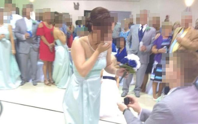 Phù rể cầu hôn phù dâu ngay trong lễ cưới bạn thân, cặp đôi bị chỉ trích 'lố bịch', 'kém sang'