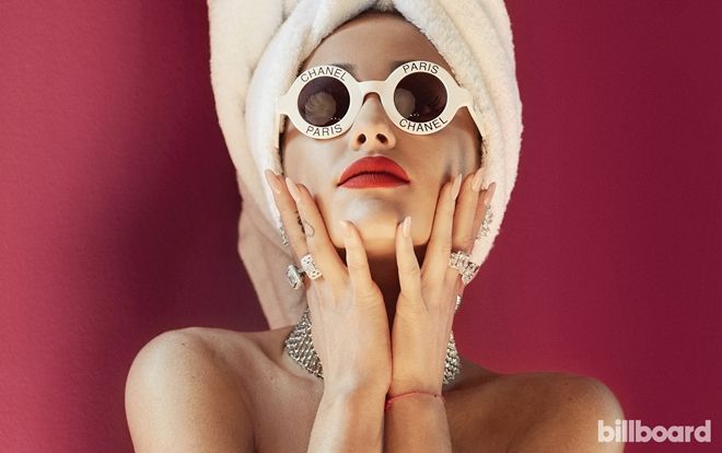 Ariana Grande vừa vượt mặt Selena Gomez trở thành người phụ nữ đầu tiên trên thế giới làm được điều này!