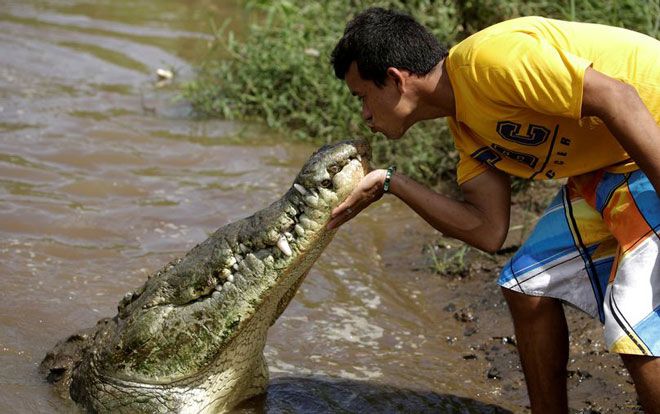 Rùng mình người đàn ông hôn cá sâu để thu hút khách du lịch