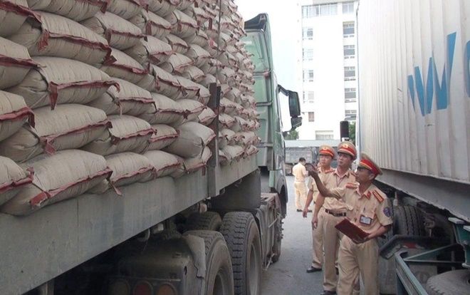 Bị yêu cầu dừng xe vì rơ-moóc chở quá tải trọng 200%, tài xế lao xe vào tổ CSGT rồi bỏ chạy