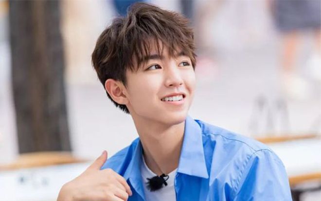 Vương Tuấn Khải hẹn hò cùng bạn học trong lớp?