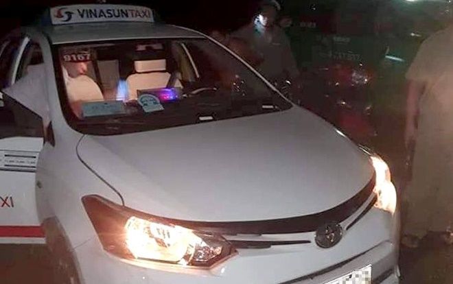 Tài xế taxi Vinasun đạp cửa bỏ chạy sau khi bị cướp cứa cổ ở Long An