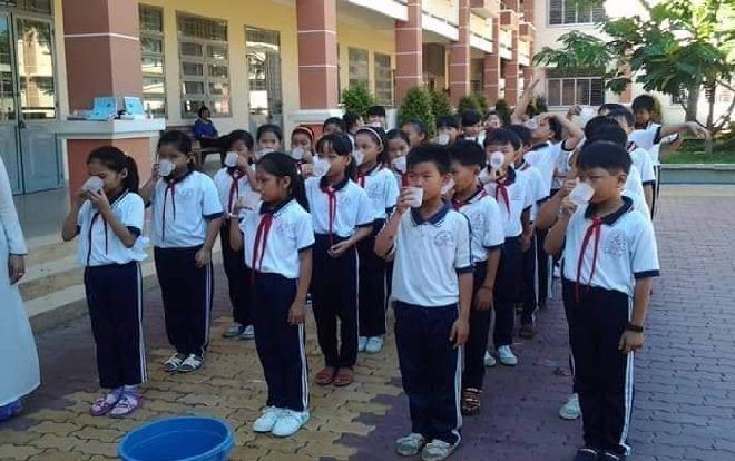 Hình ảnh học sinh ngậm nước súc miệng gợi nhớ đến tuổi thơ của bao thế hệ và loạt bình luận ‘cười ra nước mắt’ của cư dân mạng