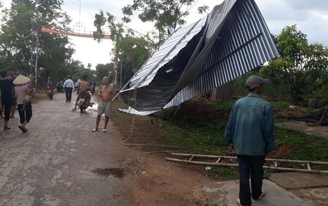 Lốc xoáy quật văng mái tôn, gãy cột điện trong cơn mưa lớn
