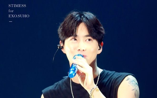 Khoảnh khắc được EXO-L 'share rần rần': Suho để lộ hình xăm mới trong concert, nội dung chính là…