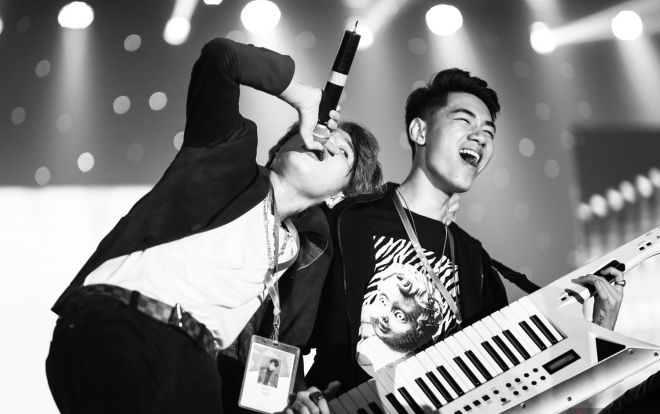 Clip: Bộ đôi siêu hot K-ICM & Jack remix #1 trending Youtube, mang 'Sóng gió' tổng tấn công đêm nhạc TP HCM