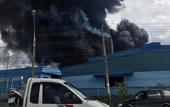 Cháy lớn tại công ty sản xuất mút xốp ở Bình Dương thiêu rụi khoảng 2.000m2 nhà xưởng