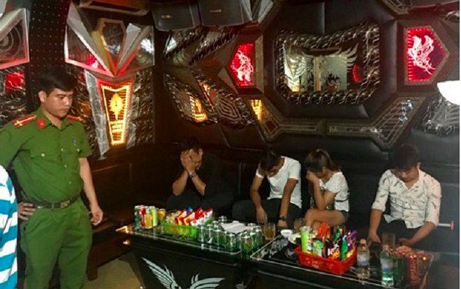 Đột kích quán karaoke, phát hiện nhiều 'nam thanh nữ tú' đang phê ma túy