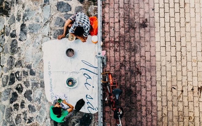 Khoảnh khắc 'lay động lòng người' của đôi vợ chồng vô gia cư dưới chân cầu Sài Gòn khiến bao người suy ngẫm