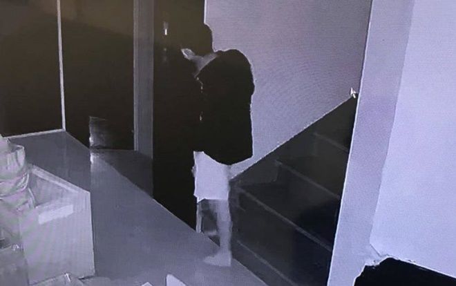 Camera ghi lại hình ảnh nam thanh niên bắc thang trèo qua lan can nhà bên trộm tài sản  