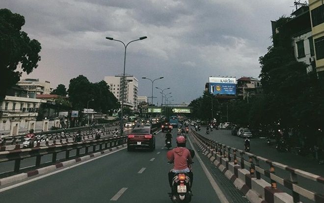 Chiều tối nay Hà Nội có khả năng xảy ra mưa dông kèm lốc, có sét và gió giật mạnh