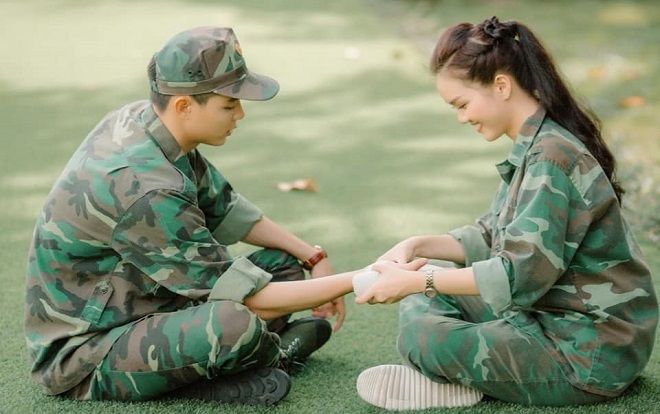 Ngất ngây với bộ ảnh 'tình bể bình' của Nam vương và Á khôi ĐH Tôn Đức Thắng trong màu áo xanh kỳ học quân sự