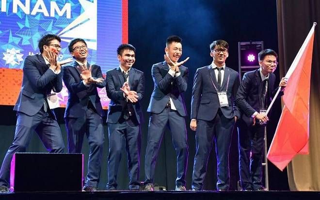 Dàn nam sinh 'múa quạt' ăn mừng ngay trên sân khấu trao giải đạt huy chương Toán Quốc tế khiến CĐM thích thú