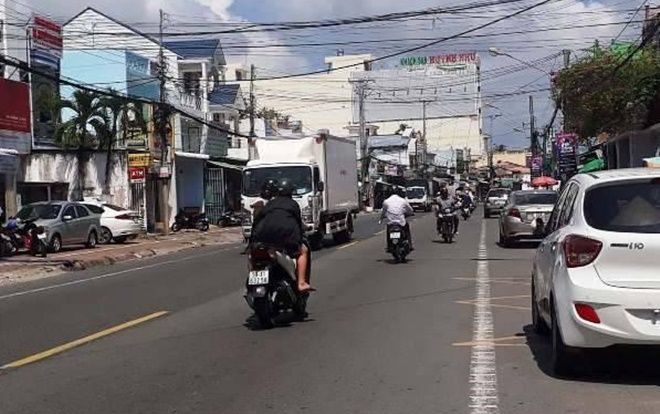 Truy tìm tài xế ô tô 7 chỗ tông tử vong nữ công nhân quét rác ở Cà Mau