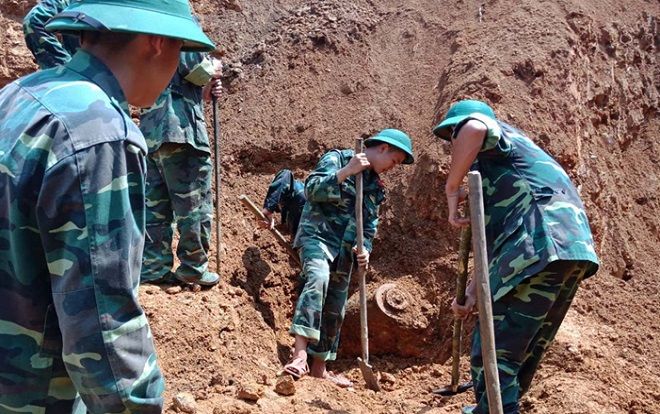 Phát hiện quả bom 'khủng' nặng 500kg khi đang làm đường