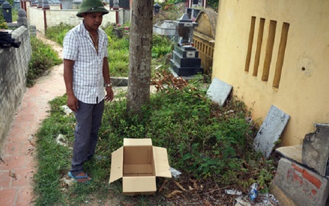 Bàng hoàng phát hiện thi thể bé sơ sinh trong thùng giấy ở nghĩa trang