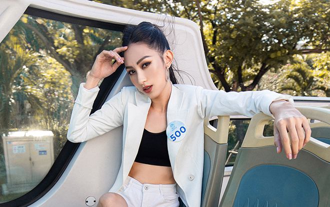 Thí sinh hoa hậu 'cool ngầu' tạo dáng như siêu mẫu trên ô tô bus