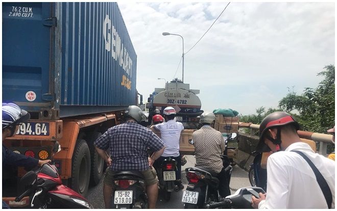 Chùm ảnh: Quốc lộ 5 tắc nghẽn kinh hoàng sau vụ xe tải lật đè 5 người tử vong