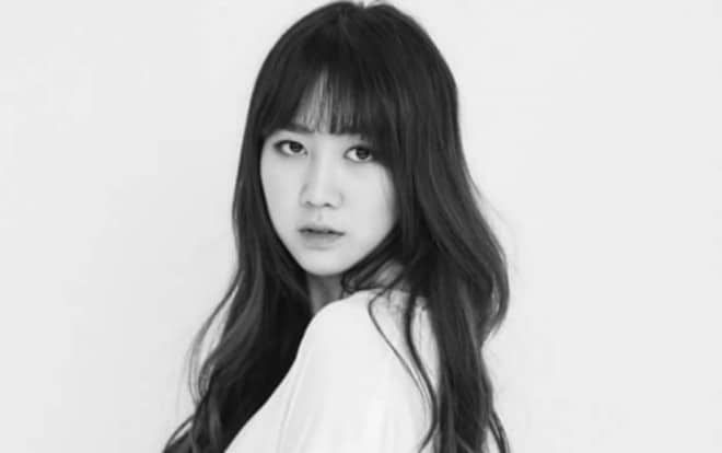 Nữ idol Kpop phát cáu khi người hâm mộ liên tục nhắn tin cho cô để… vòi tiền mua điện thoại mới