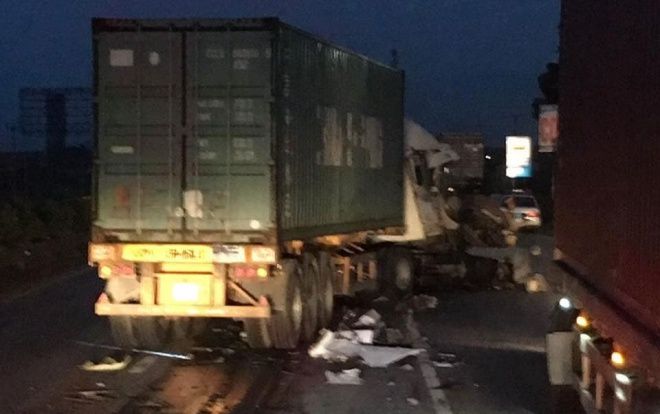 Thêm một vụ tông xe khiến container bẹp nát đầu ngay gần nơi xảy ra vụ lật ô tô tải đè chết 5 người ở Hải Dương