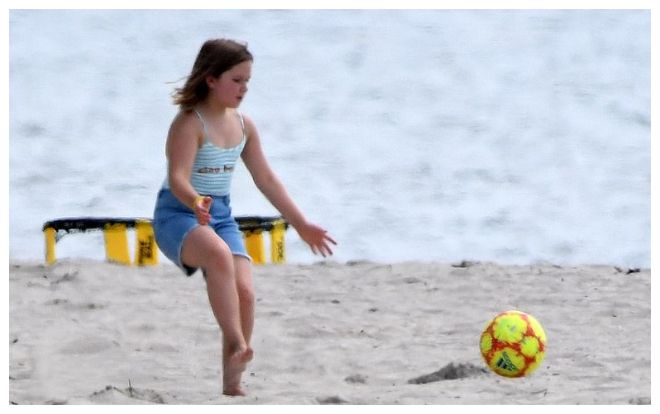 Harper Beckham phổng phao chơi đá bóng cùng các anh trai trên bãi biển