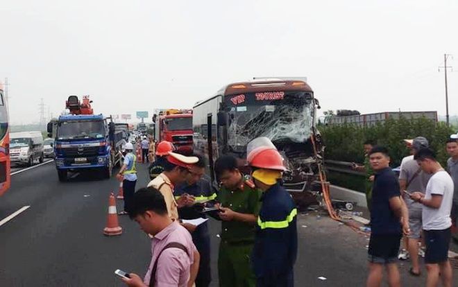 Cảnh sát phá cửa giải cứu 4 người mắc kẹt trong xe hợp đồng du lịch trên cao tốc Pháp Vân sau tai nạn