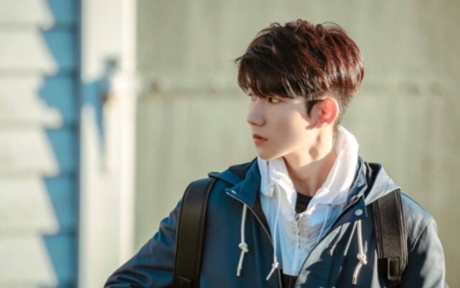 Vương Nguyên bị fan cuồng bám theo xe