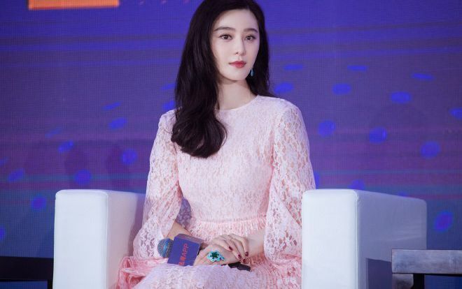 Chỉ trong 4 sự kiện, Phạm Băng Băng bị soi đeo đến 5 chiếc nhẫn kim cương khủng khác nhau trên ngón áp út