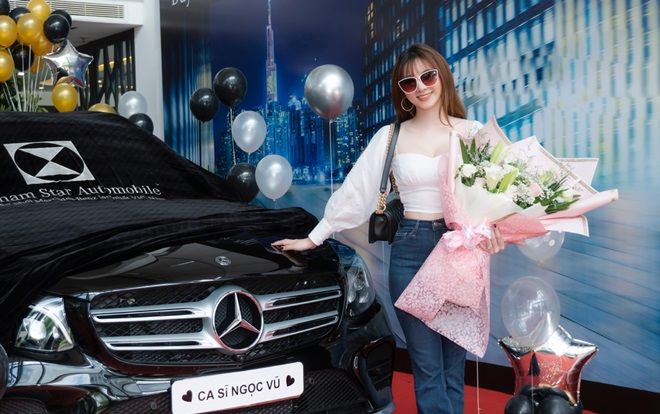 Chưa có bằng lái lại chưa biết lái xe, cô gái bỏ ra tiền tỷ mua siêu xe