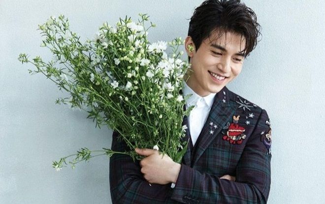 Một lần nữa Lee Dong Wook chứng minh vẻ đẹp không tuổi của mình khi chụp ảnh cùng các hậu bối