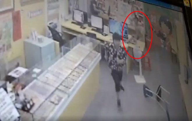 Xin tiền cha không được, nam thanh niên khỏa thân, cầm dao chạy ra đường đâm chém người lạ trút giận