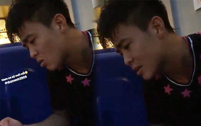 Hậu vệ Duy Mạnh nghêu ngao cover 'Tha thứ lỗi lầm' (Tuấn Hưng), 'đàn em' Văn Hậu lập tức troll: 'Nam ca sĩ mới nổi'