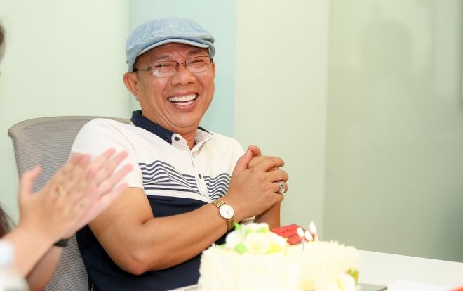 Đi chấm thi casting hài, nghệ sỹ Trung Dân được tổ chức sinh nhật bất ngờ