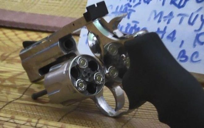 Đột kích căn nhà không số ở Bình Dương phát hiện súng đạn và ma túy