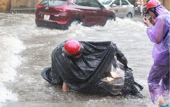 Mưa lớn trút xuống, nhiều tuyến đường Hà Nội ngập trong biển nước