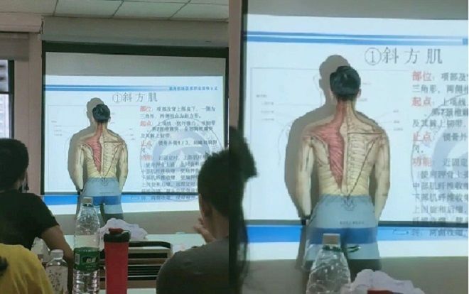 Phát cuồng với thầy giáo trường người ta, sẵn sàng 'cởi áo, khoe thân' ngay trên lớp học để minh họa môn Sinh học cho học trò dễ hiểu