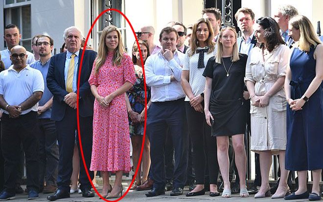 Chỉ vài phút xuất hiện, bạn gái của tân Thủ tướng Anh đã gây chú ý vì chi tiết này