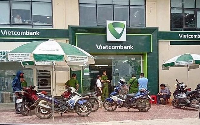 Tên cướp bịt mặt xông vào ngân hàng ở Thanh Hoá nã nhiều phát súng khiến 1 bảo vệ bị thương