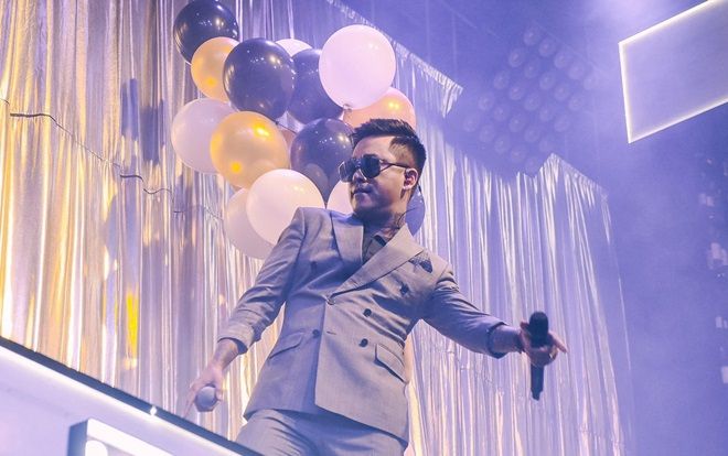 Tuấn Hưng lái siêu xe tiền tỷ chạy show, sung hết cỡ trong đêm nhạc tại TP.HCM