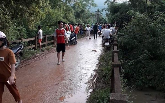 Người phụ nữ bị lũ cuốn trôi trên đường đi mua thuốc cho con nhỏ