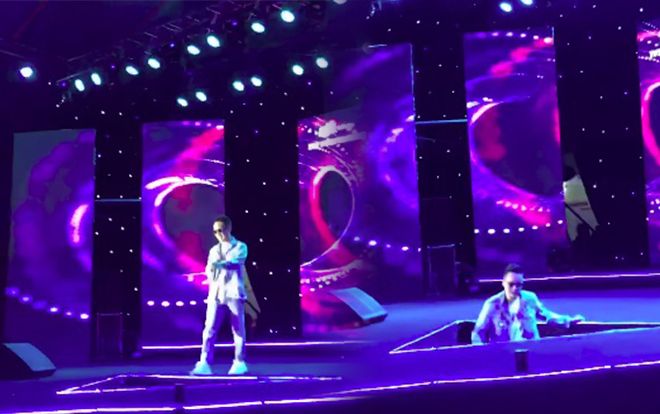 Khoảnh khắc muốn quên của JustaTee: Chỉ vừa bước lên sân khấu đã không may… hụt chân xuống hố