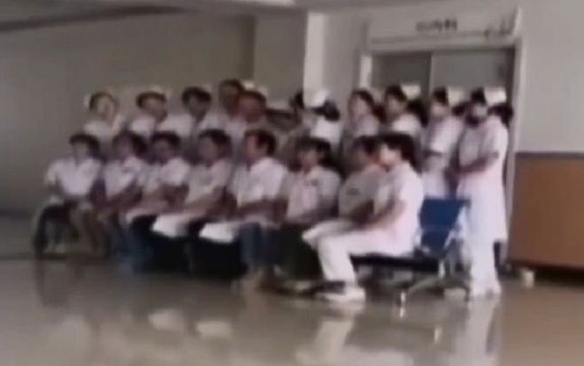 Rủ nhau chụp ảnh tập thể suốt 20 phút, bác sĩ bỏ mặc cụ bà đang nguy kịch