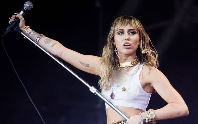 Miley Cyrus bày tỏ sự bức xúc vì không có mặt trong danh sách đề cử MTV VMAs 2019